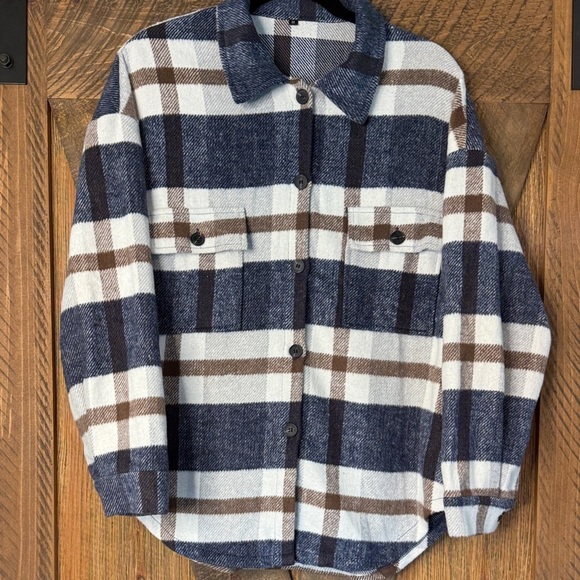 Medium Weight Plaid Flannel Shacket 💯 polyester - Picture 9 of 9